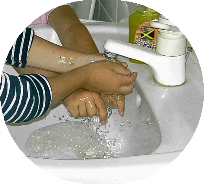 Kinderhände beim Waschen
